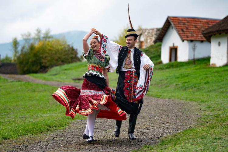Csárdástól a matyó népviseleten át a sárközi táncokig